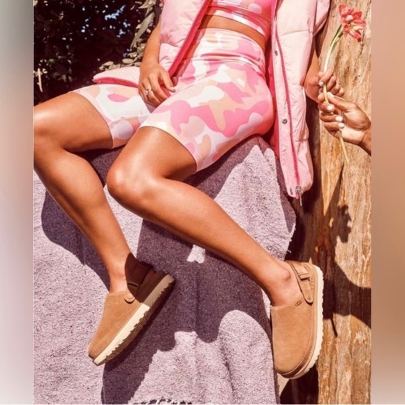 UGG Women’s Golden Star Clog 7.5 NIB - Picture 2 of 4